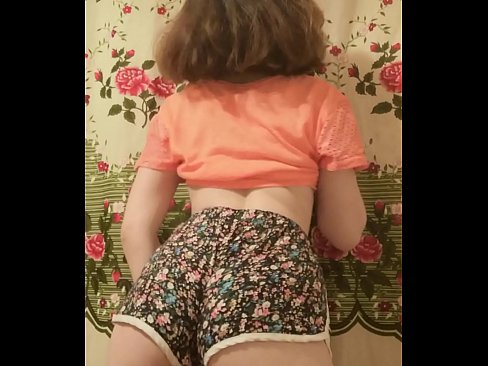 ❤️ Leanbh óg sexy ag baint dá shorts ar cheamara Porn álainn linn ❤