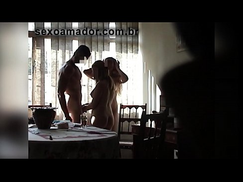 ❤️ Tugann cairde gnéis cuireadh d'fhear ollmhór agus do thriúr in éineacht leis Porn álainn  linn ❤